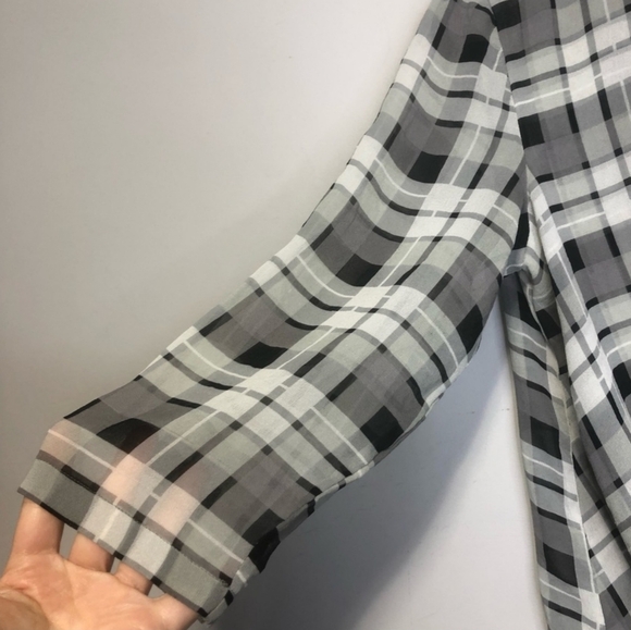 Aritzia Babaton Plaid Beau Blouse in 100% silk - Picture 4 of 10